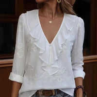 Anneliese™ Bluse mit V-Ausschnitt, Frontvolants und floraler Stickerei in Weiß
