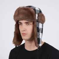 Trappermütze mit Ohrklappen - winddicht und warm in Schwarz Weiß Kariert