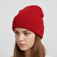 Gestrickte Wintermütze mit warmer Isolierung in Rot