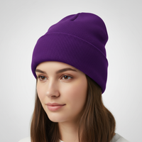 Gestrickte Wintermütze mit warmer Isolierung in Violett