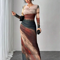 TORINA - Bequemes bedrucktes Maxikleid mit langen Ärmeln und Rundhalsausschnitt in Rotbraun