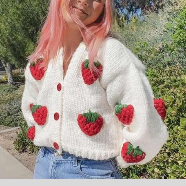 Laterina | Strickpullover mit gestickten Erdbeeren und Puffärmeln