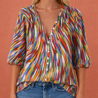 Bedruckte Bluse mit V-Ausschnitt und Knopfverschluss für Damen | Mireya in Mehrfarbig