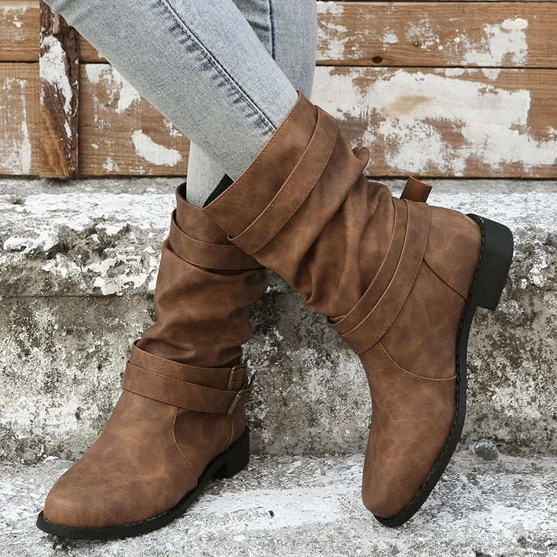 Kondara | Damen Boots mit Gürtel und Niedrigem Absatz