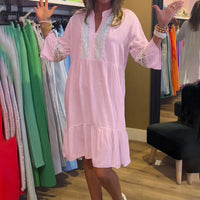 Hazel™ Kleid mit Lochspitzen Details und Rüschensaum in Rosa