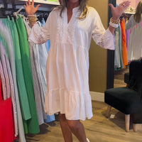 Hazel™ Kleid mit Lochspitzen Details und Rüschensaum in Weiß