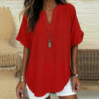 Maya™ Bluse mit Zart Gerundetem Saum und V-Ausschnitt mit Cut-out in Rot