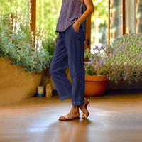Ella™ Cropped-Hose aus Baumwoll-Leinen mit Eleganten Seitlichen Knöpfen in Dunkelblau