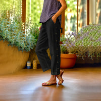 Ella™ Cropped-Hose aus Baumwoll-Leinen mit Eleganten Seitlichen Knöpfen in Scharwz