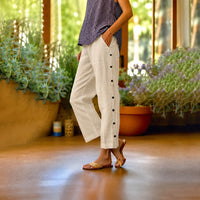 Ella™ Cropped-Hose aus Baumwoll-Leinen mit Eleganten Seitlichen Knöpfen in Cremefarben
