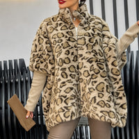 Mantel Maren™ mit Animalprint aus Kunstfell und Gerippten Ärmeln in Khaki