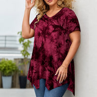 Bluse Linnea™ mit Kunstvollem Abstraktem Muster und Asymmetrischem Saum in Rot
