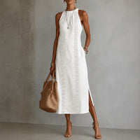 Coralie™ Kleid mit Godetrock, hohem Ausschnitt und vertikalen Ornamentdetails in Weiß