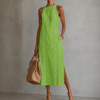 Coralie™ Kleid mit Godetrock, hohem Ausschnitt und vertikalen Ornamentdetails in Grün
