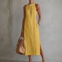 Coralie™ Kleid mit Godetrock, hohem Ausschnitt und vertikalen Ornamentdetails in Gelb