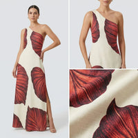 Yara™ Maxikleid aus strukturierter Viskose mit seitlichem Schlitz und asymmetrischem Ausschnitt in Rot