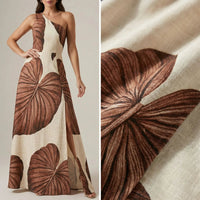 Yara™ Maxikleid aus strukturierter Viskose mit seitlichem Schlitz und asymmetrischem Ausschnitt in Braun