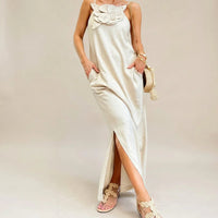 Carmela™ Elegantes Kleid mit Handgefertigter Blume in Khaki