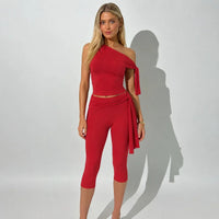 Odessa™ Set mit One-Shoulder-Bluse und Eleganter Caprihose in Rot