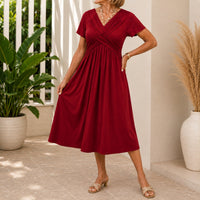Kleid Lirenne™ mit V-Ausschnitt, drapiertem Oberteil und fließendem Fall in Rot