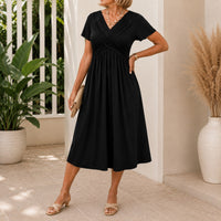 Kleid Lirenne™ mit V-Ausschnitt, drapiertem Oberteil und fließendem Fall in Schwarz