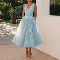 Kleid Lavienne™ mit floralem Muster und betonter Taille mit Bindegürtel in Himmelblau