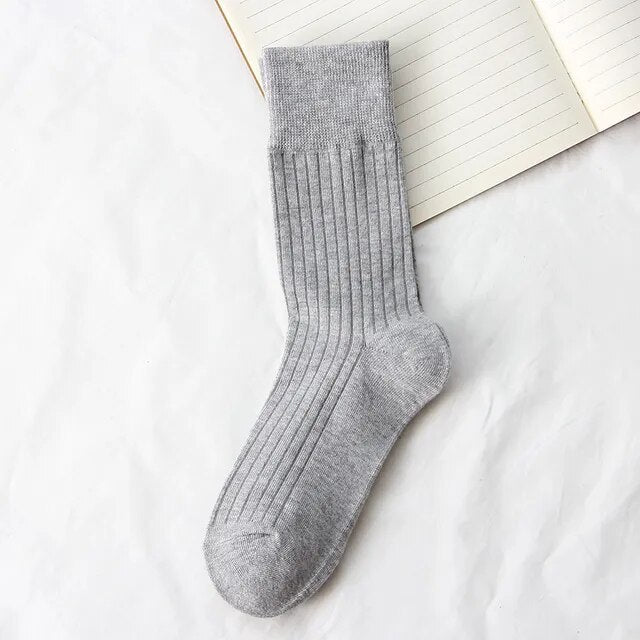 Hohe Socken für Frauen im Winter