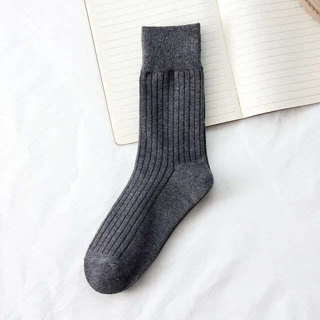 Hohe Socken für Frauen im Winter