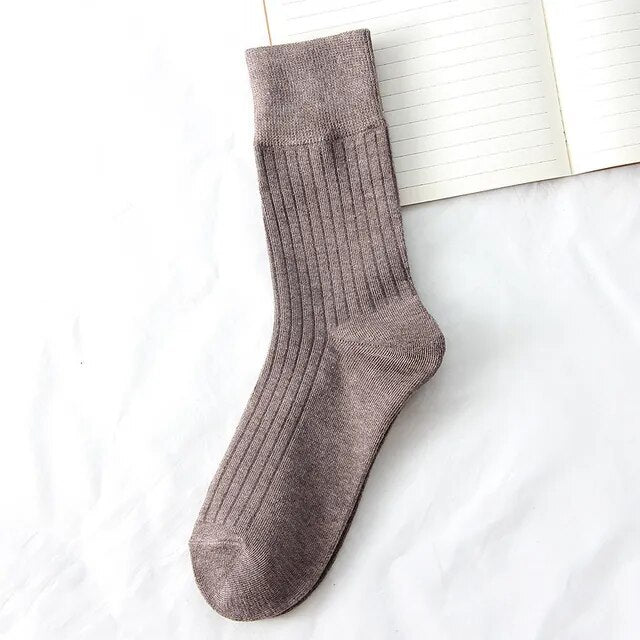 Hohe Socken für Frauen im Winter