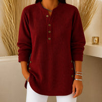 Jocelyn - Ein gemütlicher Damenpullover mit Knopfdetails in Rot