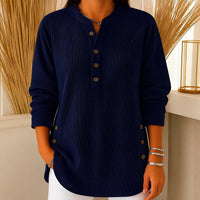Jocelyn - Ein gemütlicher Damenpullover mit Knopfdetails in Marineblau