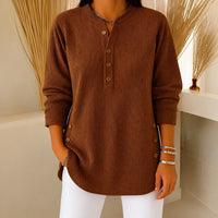Jocelyn - Ein gemütlicher Damenpullover mit Knopfdetails in Braun
