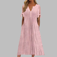 Anneke | Damen Lochstickerei V-Ausschnitt Midikleid in Rosa