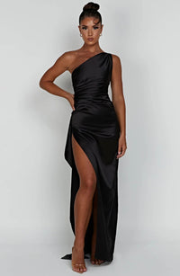 Alexandrine | Damen Satin Abendkleid Asymmetrisch Beinschlitz Glamour in Schwarz