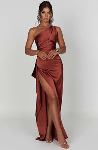 Alexandrine | Damen Satin Abendkleid Asymmetrisch Beinschlitz Glamour in Braun