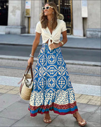 Katie – Lange Schwingröcke mit geometrischem Muster in Blau