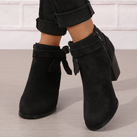 Heloise | Damen Stiefeletten mit Blockabsatz und Rückenschleifendetail in Schwarz