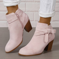 Heloise | Damen Stiefeletten mit Blockabsatz und Rückenschleifendetail in Rosa