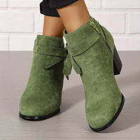 Heloise | Damen Stiefeletten mit Blockabsatz und Rückenschleifendetail in Grün
