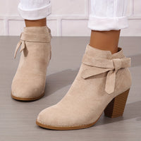 Heloise | Damen Stiefeletten mit Blockabsatz und Rückenschleifendetail in Beige