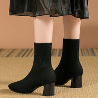 Kindra | Damen Strick-Stiefelette mit Blockabsatz und eckiger Zehenform in Schwarz