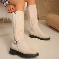 Bertine | Damen kniehohe Stiefel mit Schnallendetail und Profilsohle in Beige