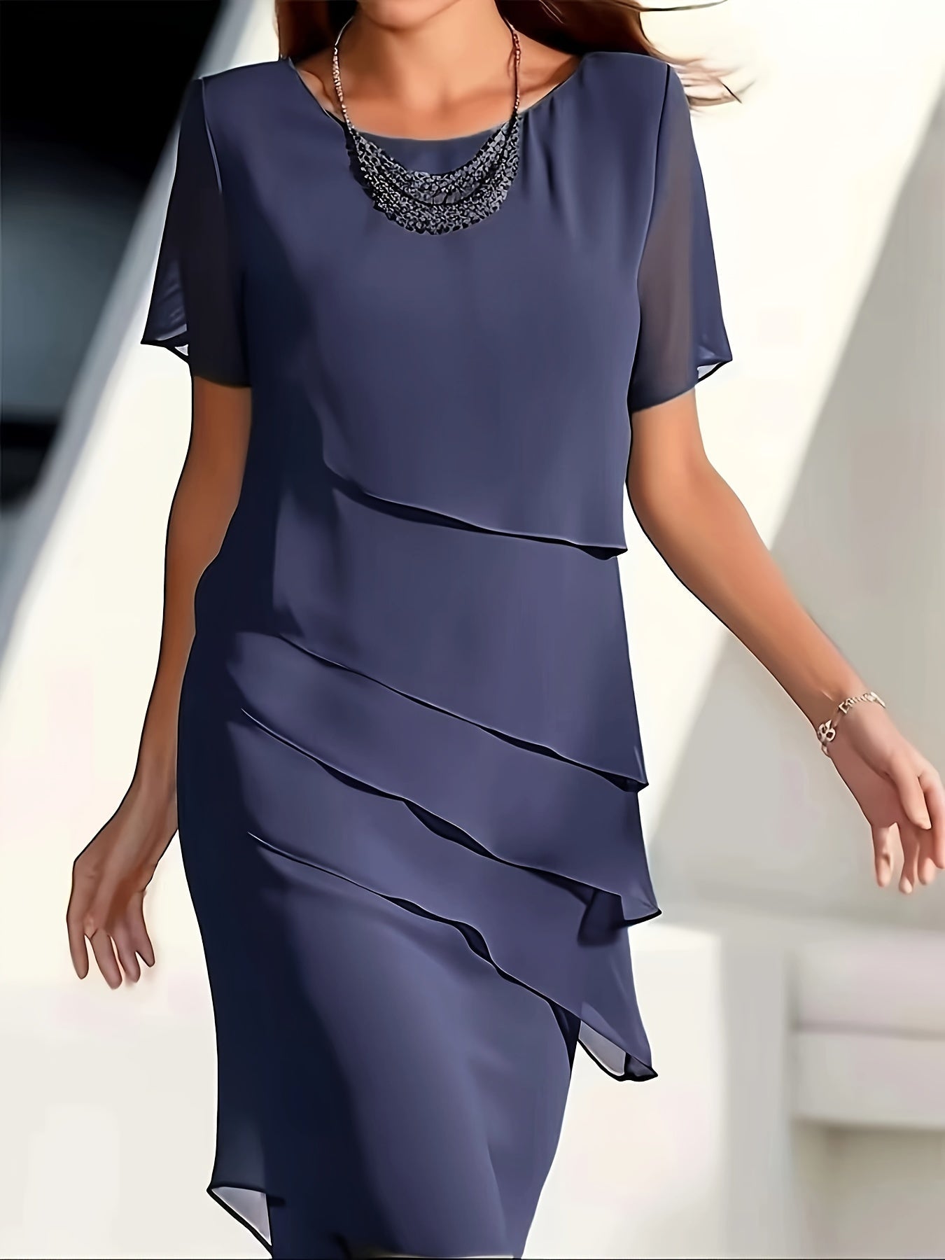 Stilvolles Kleid mit Schichtverzierungen, Rundhalsausschnitt und kurzen Ärmeln für Damen | Ideal für den Sommer