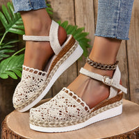 Clara | Damen Bequeme Sandalen Häkeloptik Keilabsatz Knöchelriemen in Beige