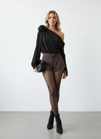 Damen-Bluse aus Chiffon mit One-Shoulder-Ausschnitt in Schwarz