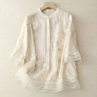 Damen Bluse mit Knopfleiste, Rundhalsausschnitt und floraler Struktur in Weiß