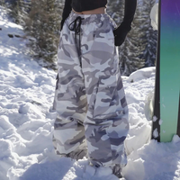 Damen Cargo-Snowboardhose mit Camouflage-Muster in Weiß