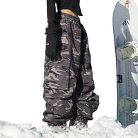Damen Cargo-Snowboardhose mit Camouflage-Muster in Schwarz