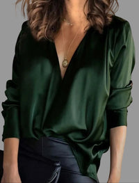 Amelie | Damen Elegante Satin-Bluse Tiefer V-Ausschnitt Langarm in Grün