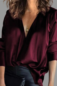 Amelie | Damen Elegante Satin-Bluse Tiefer V-Ausschnitt Langarm in Burgund